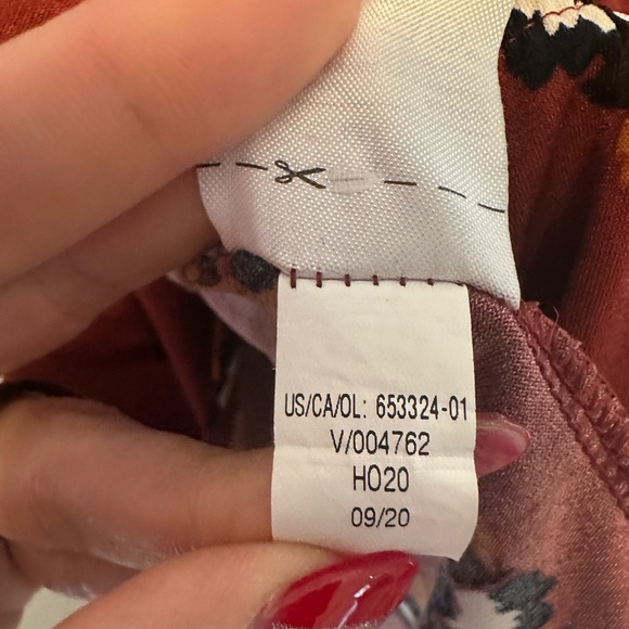 Banana Republic Burgundy Floral Wrap Blouse Size Medium - Picture 4 of 7